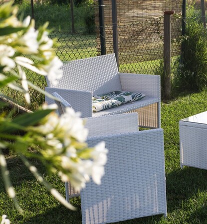 Poltrone da giardino tra i fiori