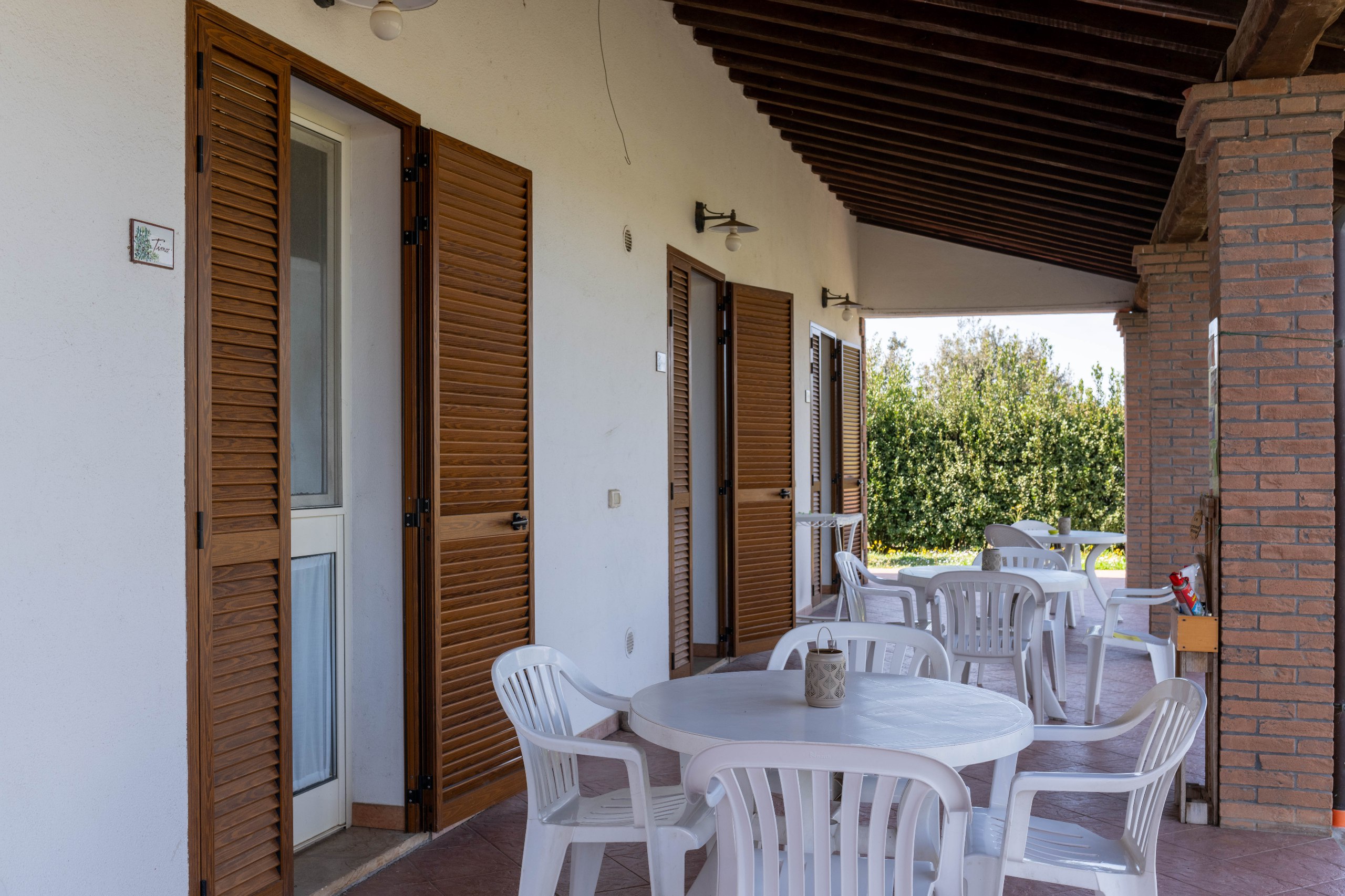 Il porticato comune con i tavoli